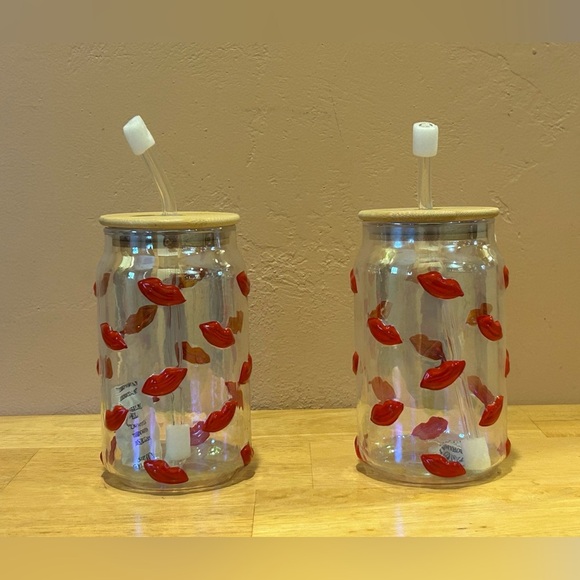 HEARTS AND KISSES 2pc Glass Embossed Lips Luster Sippers + Lid & Straw. NWTS - Picture 2 of 5